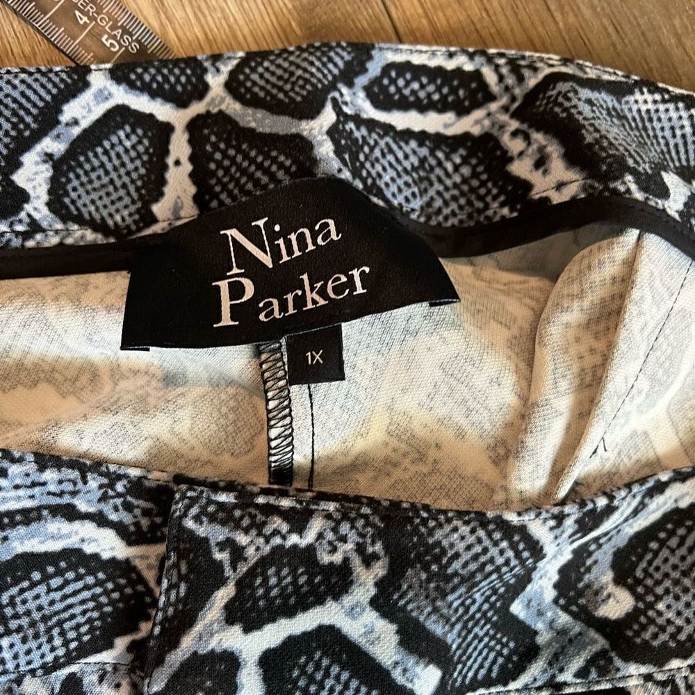 Ning Parker Blue Snake Skin Print
Tailored Pants Plus Size 1X
High Rise - Picture 5 of 9